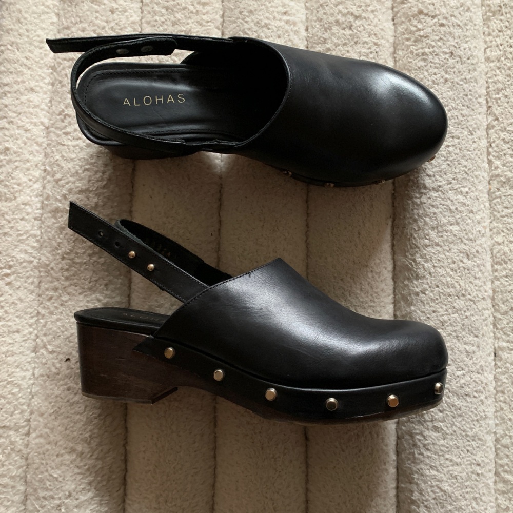 New Alohas black clogs size 9